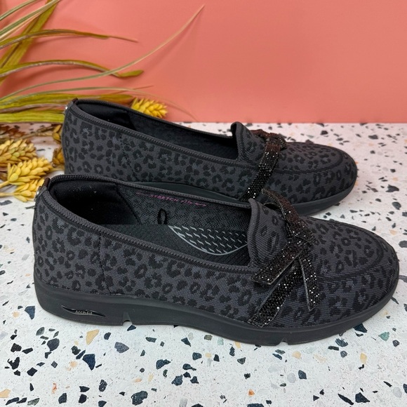 NEW Skechers Black Charcoal Leopard Bow Arch Fit Living Women’s Loafers Sz 10 - Picture 4 of 11